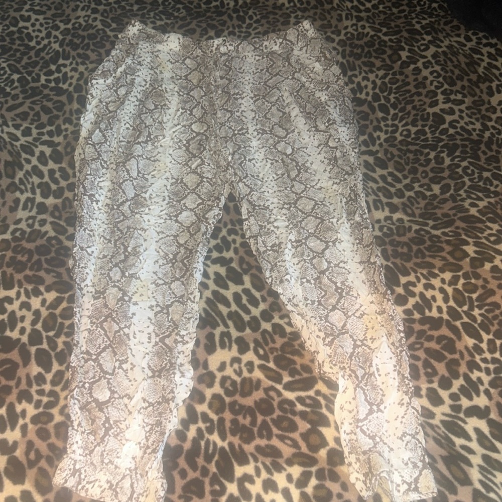 Lightweight snakeskin jogger